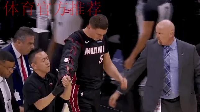 约维奇扣篮被犯规平摔落地,手肘受伤已被护臂包裹离场治疗 约维奇扣篮被犯规平摔落地,手肘受伤已被护臂包裹离场治疗