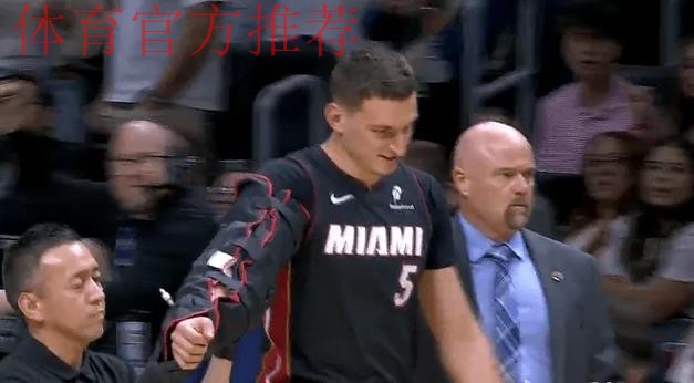 约维奇扣篮被犯规平摔落地,手肘受伤已被护臂包裹离场治疗 约维奇扣篮被犯规平摔落地,手肘受伤已被护臂包裹离场治疗